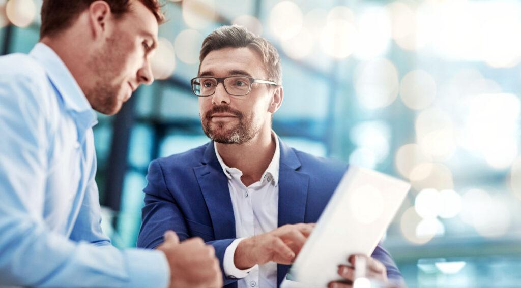 Professionnel échangeant des idées stratégiques pour optimiser les processus numériques, illustrant Conseil et Stratégie.