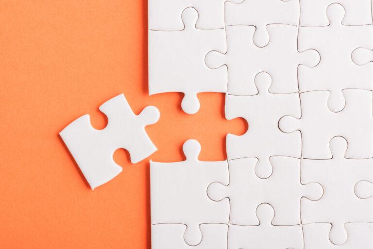 Pièce de puzzle s’intégrant parfaitement, symbolisant l’intégration fluide et sécurisée des données avec Lucca.