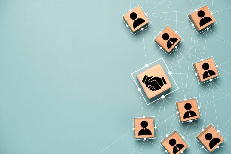 Représentation de l'intégration client avec des blocs en bois connectés par des lignes, symbolisant la collaboration et l'automatisation avec Customer Insights et Dynamics 365.