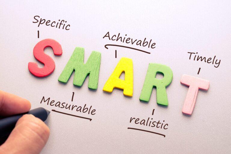 Illustration des objectifs SMART (Spécifiques, Mesurables, Atteignables, Réalistes, Temporels) avec des lettres colorées, soulignant une approche stratégique claire et actionnable.