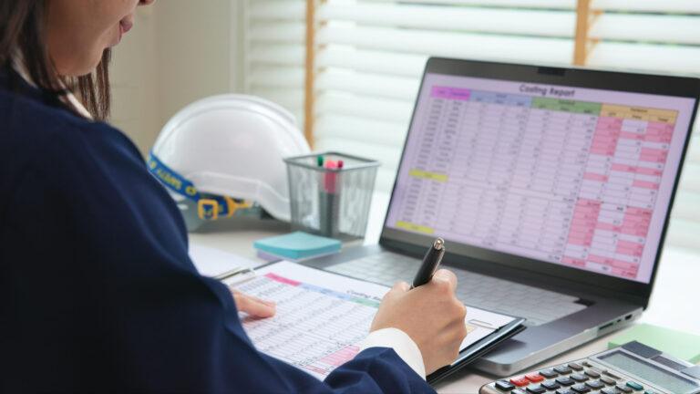 Gestion des données salariales sur un ordinateur portable, symbolisant l’intégration simplifiée de SwissSalary avec Dynamics 365.