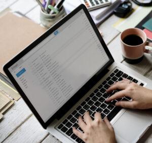 Employé utilisant un ordinateur portable pour gérer les documents d’achat avec Continia Document Capture.