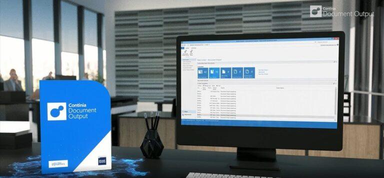 Bureau avec écran affichant Continia Document Output et un panneau de signalisation du logiciel.
