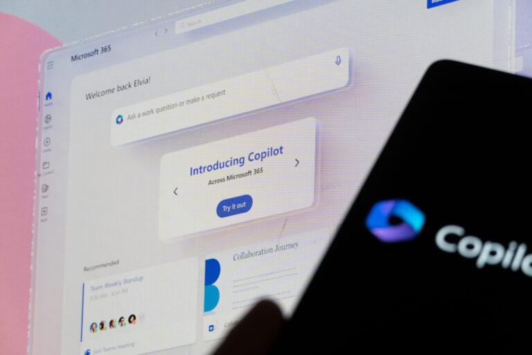 Interface de Microsoft Copilot affichée sur un écran d'ordinateur et un smartphone, illustrant ses fonctionnalités et son intégration dans Microsoft 365.
